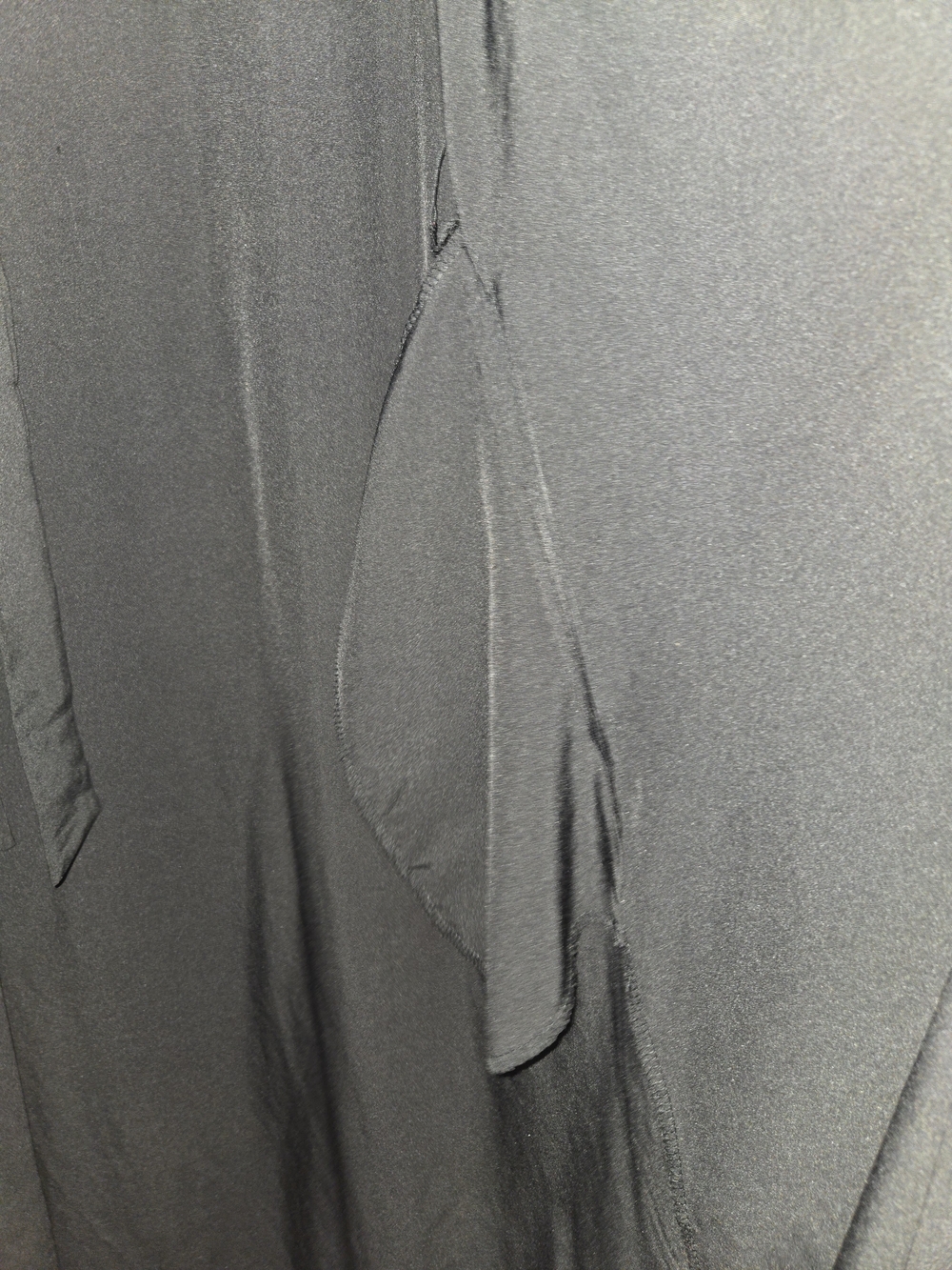 Sleek Black Robe - Picture 10 of 13